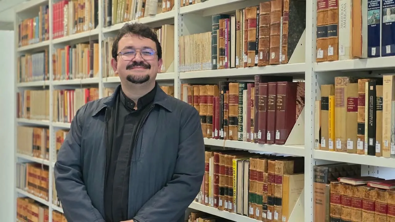 Padre Jocleilson ajoelhado em adoração diante do sacrário